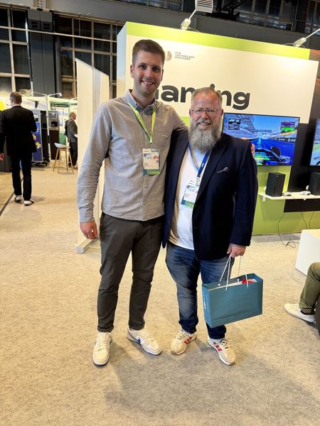 Kevin Nölken (ALSO) mit Dominik Kopp (DESK7) (Bild: Vogel IT-Medien GmbH)