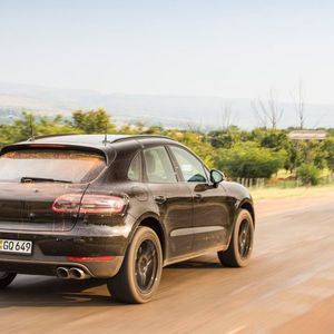 Hinten gibt es ein neues Leuchtenband, das hier noch gut getarnt ist, ...(Bild:  Porsche)