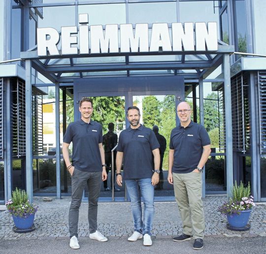 Nach reiflicher Überlegung hat sich Stefan Deak (re.) entschieden, die Nachfolge für sein Unternehmen zu regeln und die Reimmann AG in die Hände von Renato Wenzin als Geschäftsleiter (li.) und Adrian Bangerter als Eigentümer (Mitte) zu übergeben.(Bild:  Reimmann AG)