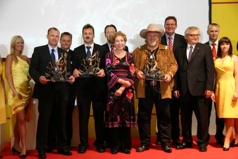 Alle Preisträger und Laudatoren (v.l.n.r.): Andreas Volprecht (Lewa), Olaf Kramm (Fanuc), Manfred Hahl (EDAG), Olaf Gehrels (Fanuc), Diane von Württemberg, Enrico Grassi (Elettric80), Norbert Bargmann (Messe München), Duilio Tissino (Fanuc) und Gerald Mies (Fanuc). (Archiv: Vogel Business Media)