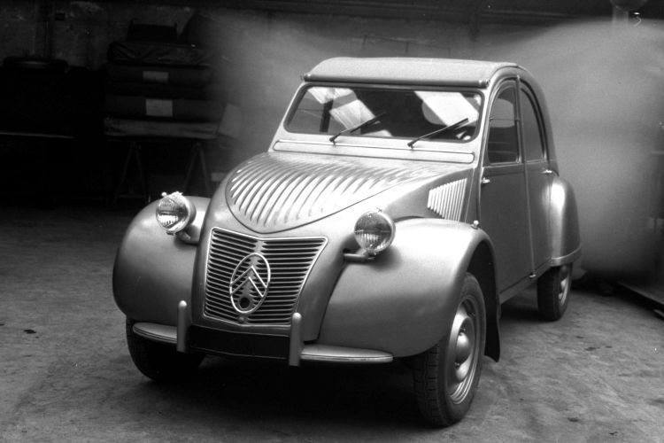Citroën enthüllte am 7. Oktober 1948 auf dem Pariser Autosalon ein im Vergleich zum TPV vollständig überarbeitetes Modell – nun mit luftgekühltem Motor. (Bild: PSA)