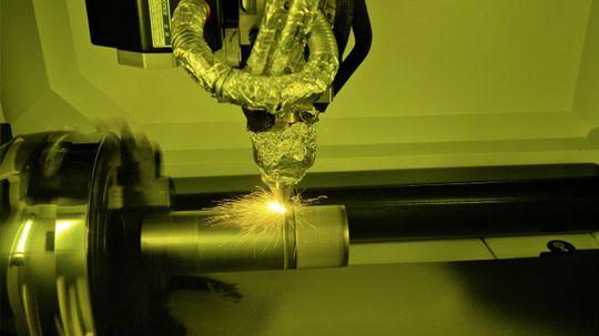 (Mit der Pulverdüse lässt sich unter anderem eine Beschichtung mit dem EHLA-Verfahren auftragen. Bild: Toolcraft AG)