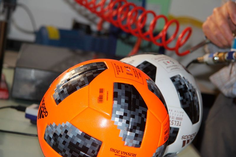 Empa-Forscher untersuchen Turnier-Fussbälle – auch für die WM 2018 in Russland. (Bild: Empa)