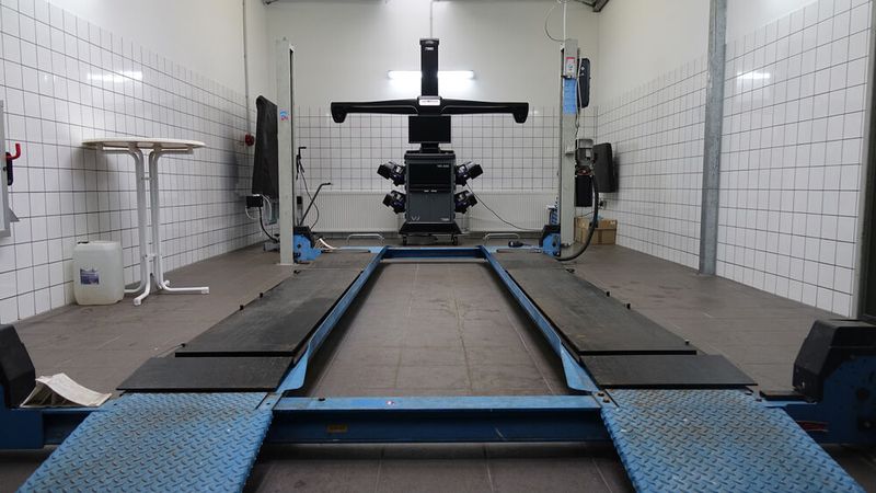 Aber nicht nur in Sachen E-Mobilität ist das Unternehmen auf der Höhe der Zeit. Auch in einen neuen Achsvermessungsstand und in Kalibriersysteme für die zunehmende Zahl an Assistenzsystemen hat das Autohaus investiert. (Bild: Schreiner/»kfz-betrieb«)