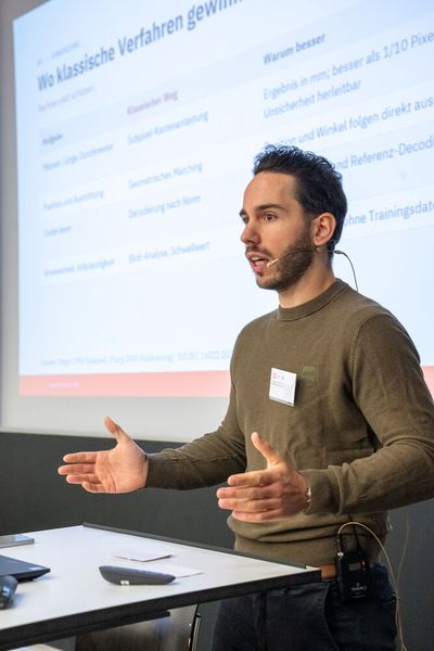Raphael Scheibler, Head of Machine Vision bei Fabrimex Systems in seinem Referat wie KI bewusst eingesetzt oder bewusst weggelassen wird. (Bild: Thomas Entzeroth)