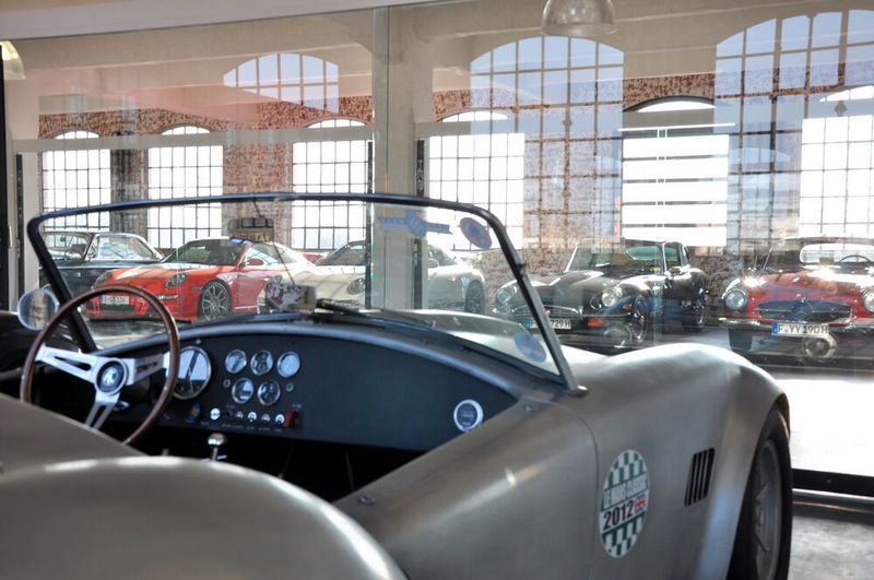 Auf 16.000 Quadratmetern sind rund 350 Autos verschiedener Epochen zu besichtigen. (Klassikstadt Frankfurt)