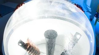 In einer Salzsprühkammer werden die neuen Rostschutzbeschichtungen auf ihre Beständigkeit überprüft. (Bild: Uwe Bellhäuser)