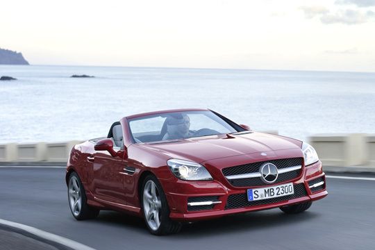 Auch Mercedes bietet mit dem Roadster SLK seit 1996 einen Sportwagen der leichten Klasse an. Die soeben vorgestellte dritte Generation ist mit zwei Vierzylindermotoren im SLK 200 (135 kW/184 PS) und SLK 250 (150 kW/204 PS) bestückt. (Archiv: Vogel Business Media)