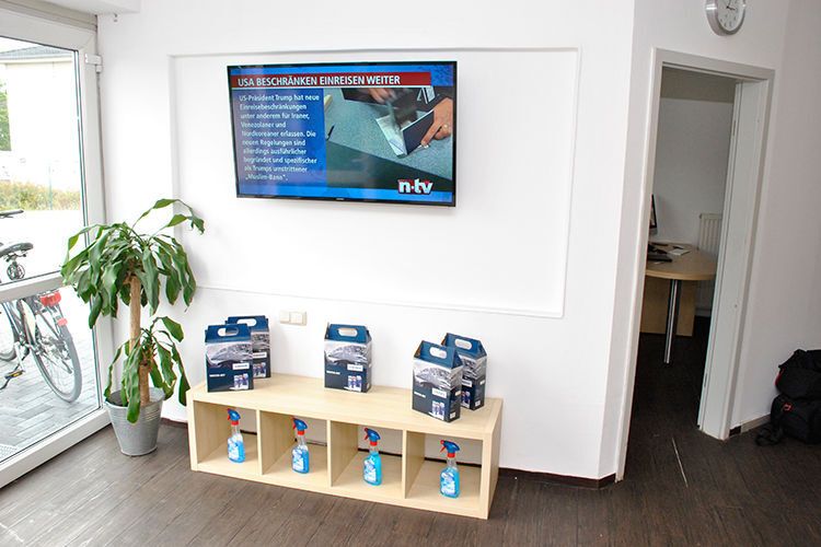 Freundlich und hell: Wer bei Automobilservice Behrens auf sein Auto wartet, erfreut sich an einer zeitgemäßen Kundenzone. (Dominsky / »kfz-betrieb«)