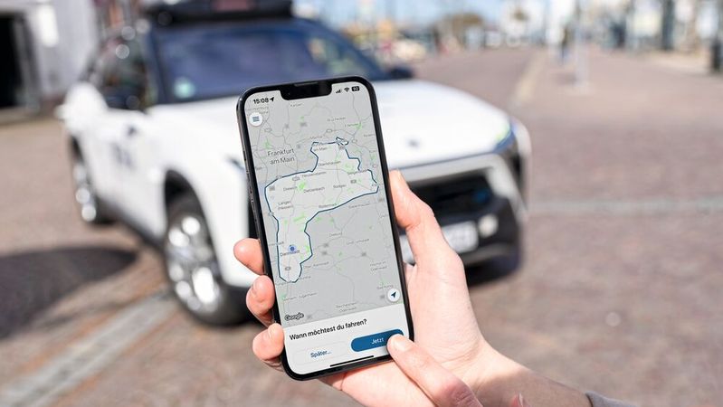 Das Projekt Kira der Deutschen Bahn: öffentlich und autonom unterwegs in Offenbach.(Bild:  Deutsche Bahn / Oliver Lang)