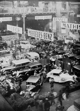 Vermarktung ist in den dreißiger Jahren bereits wichtig, etwa der Pariser Autosalon. 1934 wird das Kraftfahrzeughandwerk erstmals ein eigenständiges Gewerk innerhalb des deutschen Handwerks. (Mercedes)