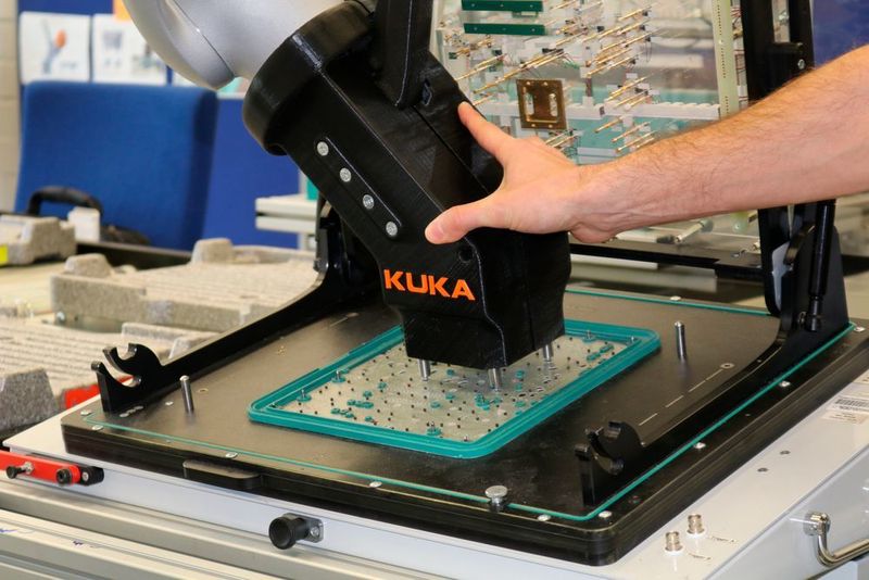 Bei der Mensch-Roboter-Kollaboration steuert und überwacht der Mensch die Produktion und der Roboter übernimmt die körperlich anstrengenden Arbeiten. Beide bringen gemäß der Industrie 4.0 ihre spezifischen Fähigkeiten ein.  (Fujitsu)