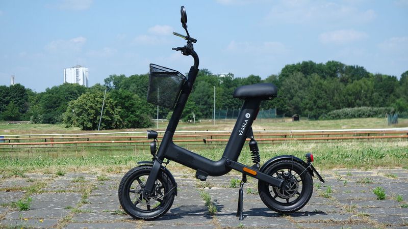 Zwischen E-Roller und E-Tretroller gibt es noch eine Lücke. Diese füllen E-Mofas wie das Vässla Bike. (Bild: sp-x / Mario Hommen)