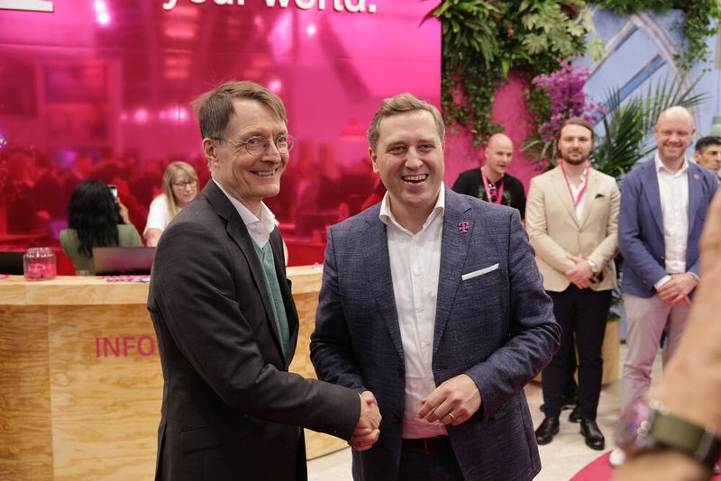 Bei seinem Messerundgang kam Lauterbach auch bei der Telekom vorbei, hier mit Dr. Gottfried Ludewig. (© Messe Berlin GmbH)