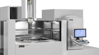 Die Drahterodiermaschine AV100 von Ona Electroerosion aus Spanien wurde zur Fertigung großer Räder für die Turbinenindustrie konzipiert. (paulgari.com)