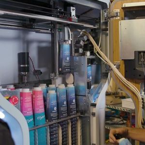 CEO Scott Edwards vor dem geöffneten Getränkeautomaten von Drop Water.