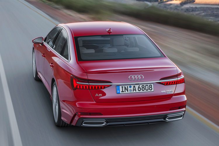 Eine quer über die geamte Breite verlaufende Chromspange sorgt für etwas Noblesse im Heck. (Audi)
