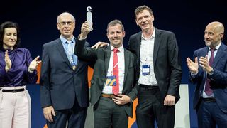 Dorothee Bär (Bundesministerin für Forschung, Technik und Raumfahrt) hat den Electrifying Ideas Award überreicht an: Dr. Helmut Kreiser (GSI Helmholtzzentrum), Philipp Müller (Rittal) und Dr. Thomas Weber (etalytics). Mit im Bild: ZVEI-Präsident Daniel Hager (ZVEI). (v.l.n.r.) (Bild: Rittal)