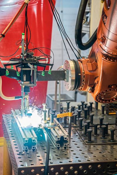 Versuchsaufbau mit robotergeführter Bolzenschweißanlage und ringförmig angeordnetem Mikrofonarray. So können die charakteristische Prozessakustik erfasst und Trainingsdaten für die KI-gestützte Qualitätsbewertung gewonnen werden.  (Bild: Fraunhofer IDMT)