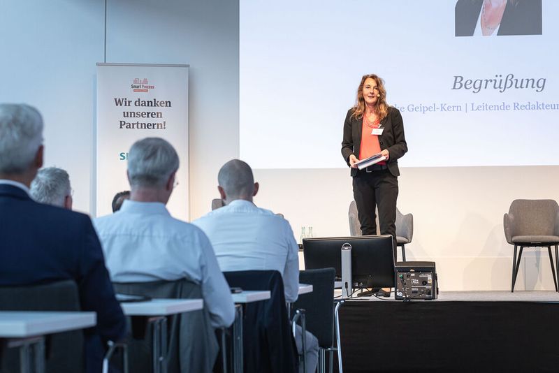 Begrüßung: Anke Geipel-Kern, leitende Redakteurin der PROCESS (Bild: Bausewein / PROCESS)