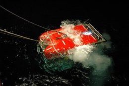 Bergung des Quest aus dem Wasser nach einem längeren Tauchgang (Bild: MARUM − Zentrum für Marine Umweltwissenschaften, Universität Bremen)