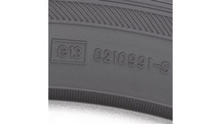 Der Buchstabe „S“ (im Anschluss an die E-Genehmigungsnummer) zeigt: Der Reifen entspricht der ECE-R 117.  (Foto: Goodyear)