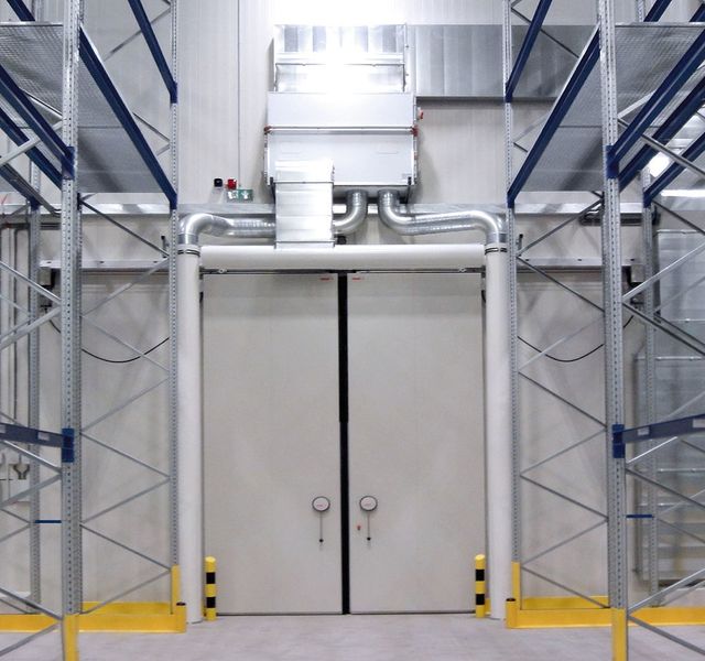 Die Luftschottanlagen von Arwus reduzieren die abströmende Warmluft im oberen Bereich eines Toreingangs und verhindern das Einströmen der Kaltluft im unteren Öffnungsbereich des Tores. (Bild: Arwus)