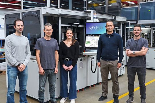 Les équipes logicielles de Ciposa et dgtis SA réunies devant la machine spéciale de la gamme garnissage CIMOD AS.X Grand Flux multi-cellules (8) avec réalisation d’un double écran de pilotage synchronisé pour une flexibilité maximale.(Source :  Ciposa SA)