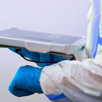 Wer in der Pharmaproduktion kritische Prozessschritte ausführt, muss eindeutig identifizierbar sein. Nur so lässt sich sicherstellen, dass ausschließlich autorisierte Personen auf sensible Prozesse zugreifen. (Bild: Nymi)
