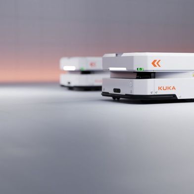 Die mobile Plattform KMP 250P von Kuka kann Waren und Bauteile bis zu 250 Kilogramm transportieren und optional mit einer Hubeinheit ausgestattet oder als Unterfahrschlepper (Tugger) verwendet werden.  (Bild: Kuka)