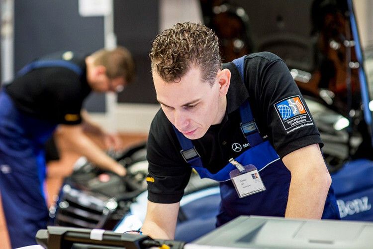 Hochkonzentrierte Arbeit: Beim Weltfinale der siebten Mercedes-Benz Global Techmasters in Stuttgart (19. bis. 21. November) traten Werkstatt-Teams aus 16 Ländern gegeneinander an. (Foto: Mercedes-Benz)