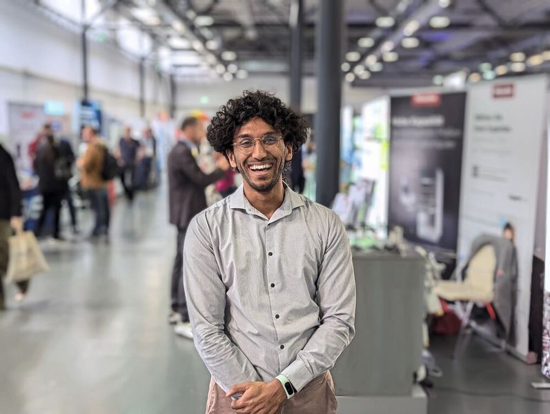 Besucherstimmen der LAB-SUPPLY Wien 2025  Dulan Liyanage von Impact Laboratories:  „Die Messe ist eine großartige Gelegenheit, Kontakte zu knüpfen, Ideen auszutauschen und neue Partnerschaften aufzubauen. Ich arbeite für eine Tochtergesellschaft der gemeinnützigen Organisation My Green Lab, die es sich zur Aufgabe gemacht hat, eine globale Nachhaltigkeitskultur in der Wissenschaft aufzubauen. Wir bieten das ACT Ecolabel an – das einzige von Dritten geprüfte Umweltzeichen für Laborprodukte. Heute spreche ich mit Herstellern und stelle ihnen dieses Konzept vor.“    Mehr Infos zu den kommenden LAB-SUPPLY-Messen finden Sie auf www.lab-supply.info (Bild: VCG – Lüttmann)