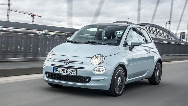 Platz 1 bei den Hybriden im November 2021: Fiat 500, 2.116 Neuzulassungen (Fiat)