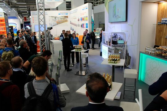 Viel zu erzählen: GIG Karasek Geschäftsführerin Julia Aichhorn und Co-Geschäftsführer Andreas Schnitzhofer bei der Präsentation von ECO2CELL und CompriVAP auf der Achema 2024.(Bild:  PROCESS)