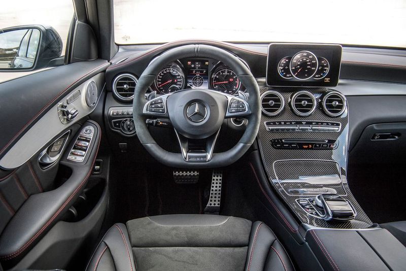 Im Innenraum des Mercedes-AMG GLC 43 Coupé geht es sportlich zu. (Mercedes-Benz)