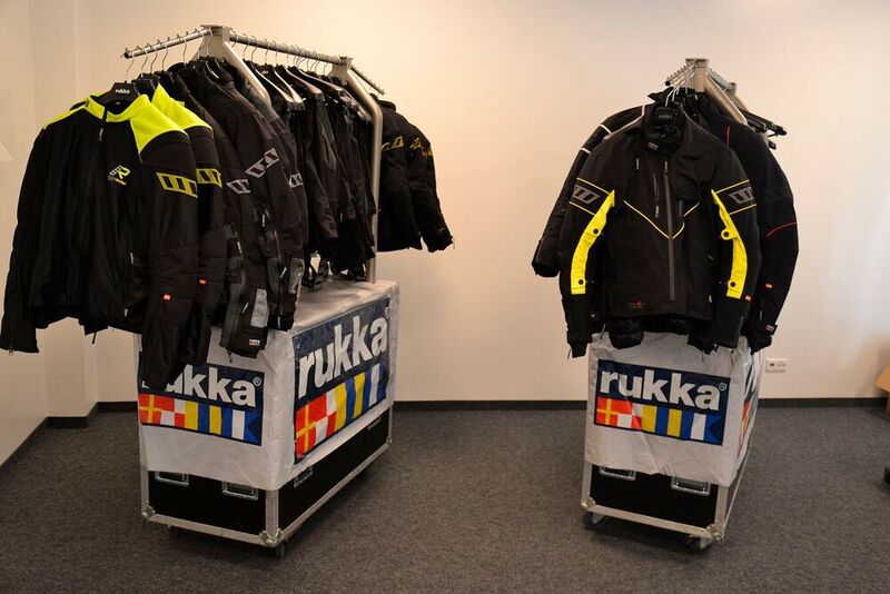 Schon seit vielen Jahren ist auch Rukka bei der Tour dabei und verleiht hochwertige Motorradbekleidung an die Teilnehmer. (Dotzler, Dominsky, Lacher, Maderner, Michel, Rosenow, Schweitzer/»kfz-betrieb“)