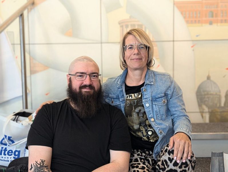 Besucherstimmen der LAB-SUPPLY Berlin 2026  Oliver Petzmann und Frau Ostermann, Advance Pharma GmbH:  Petzmann: „Wir haben uns heute schon eine Menge angeguckt, viele neue Ideen gesammelt und Kontakte ausgetauscht.“ Ostermann: „Wir haben ein paar neue Sachen entdeckt wie Pipettenspitzen, die jetzt in einem Rack aus Pappe statt Plastik sind.“   Mehr Infos zu den kommenden LAB-SUPPLY-Messen finden Sie auf www.lab-supply.info (Bild: VCG – Lüttmann)