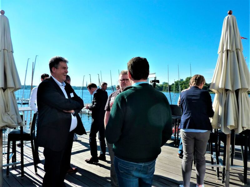 Angeregte Pausengespräche auf der Terrasse des NRV Clubhauses. (dbc)