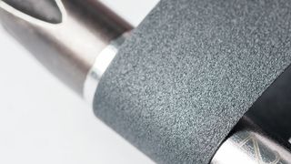 Das Keramikband ist extrem biegsam. Ein Biegeradius von 3 mm ist Standard. Andere Biegeradien sind auf Wunsch möglich. (Bild: Isotec)