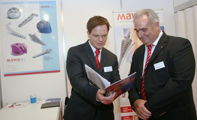 Mawatec – Zulieferbetrieb im Bereich Zerspanungstechnik und Baugruppenmontage – zeigt seine Kompetenz auf dem Gebiet der Medizintechnik: Geschäftsführer Dominik Lehmann (li.) und Verkaufsleiter Hans Scheidegger. (Bild: Anne Richter, SMM)