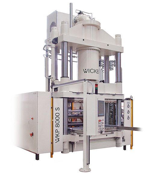 Die WKP 8000 S, eine der hier vorgestellten WKP 4400 S Composite verwandte Compositepresse, mit Heizplattengröße 2200 × 1000mm, inklusive Transfereinheit und IR-System bis 450 °C, ausgeliefert für den Flugzeugbau. (Bild: Wickert)
