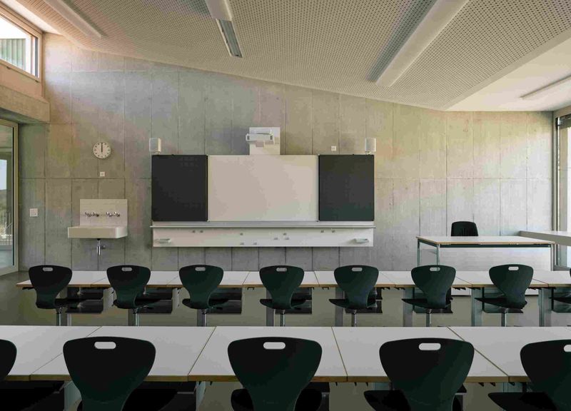 Die neuen Klassenzimmer sollen durch eine schlichte Gestaltung eine optimale, reizfreie Lernumgebung schaffen helfen. (Bild: Jason Klimatsas)