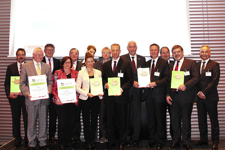 Stolz zeigen die sechs Preisträger des Lean & Green Efficiency Award 2013 ihre Auszeichnungen. (Foto: Vogel Business Media)