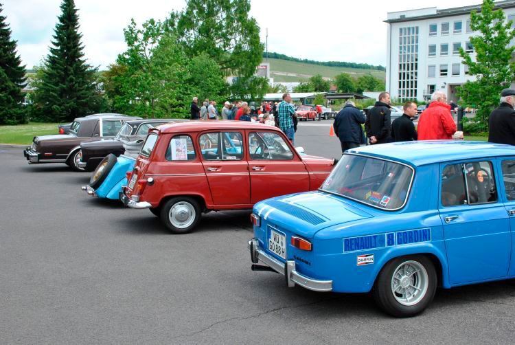 Auch etliche Mitglieder des Würzburger Oldtimerclubs waren mit ihren Schätzchen zum Verlagsstandort im Stadtteil Zellerau gekommen. (Dominsky)