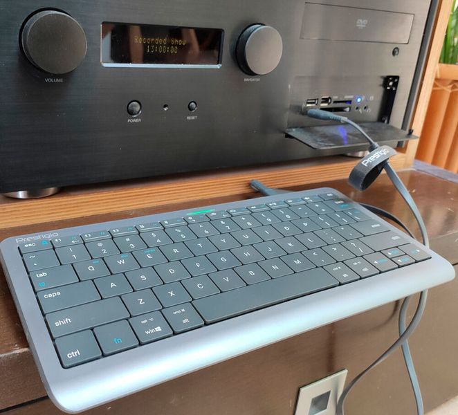 Ein Verwendungsszenarieo für die Click&Touch ist die Steuerung eines Wohnzimmer-PCs für TV und Streaming. Das USB-Kabel gehört zum Lieferumfang der Tastatur. (Prestigio)