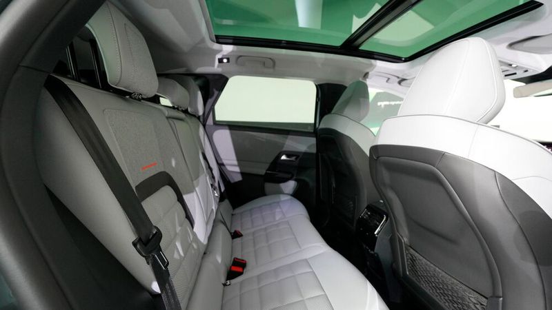 Tatsächlich wirkt der Innenraum dank der weichen Stoffe eher heimelig und weniger technisch als manch anderer SUV dieser Klasse. (Bild: Stellantis/Citroen)