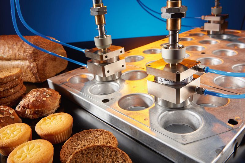 Der Magnetgreifer wurde für das Bewegen von Backblechen und Deckeln, die direkt aus dem Ofen kommen, entwickelt. (Bild: Goudsmit)