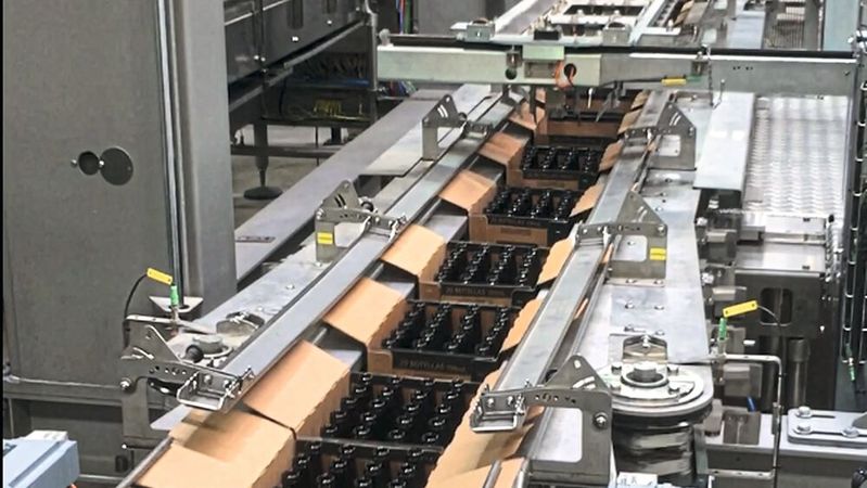 Für das Ein- und Auspacken von Flaschen aus Kisten investierte ein großer Getränkeproduzent in Mexiko in eine automatisierte Anlage.(Bild:  KHS)