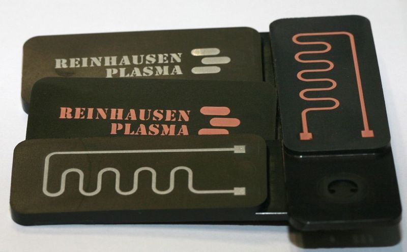 Plasmadust ermöglicht die direkte, prozesssichere Schichtabscheidung auf unterschiedlichsten Substraten. Die Prozessparameter wie Schichtgeometrie, Spurbreite und Schichtdicke sind dabei bedarfsgerecht und teilespezifisch einstellbar.  (Bild: Reinhausen Plasma)