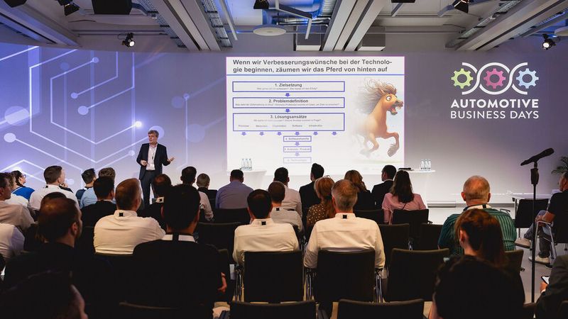 Dr. Jörg von Steinaecker ordnete bei den Automotive Business Days das Thema künstliche Intelligenz samt ihrer Chancen und Risiken für Autohäuser ein.(Bild:  Stefan Bausewein)